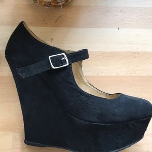 Black wedges